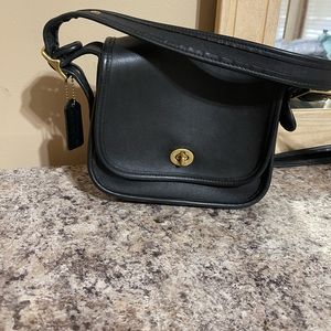 🌷Vintage Coach Legacy Small Flag 9965 in absolutely beautiful condition!!!🌷🌷